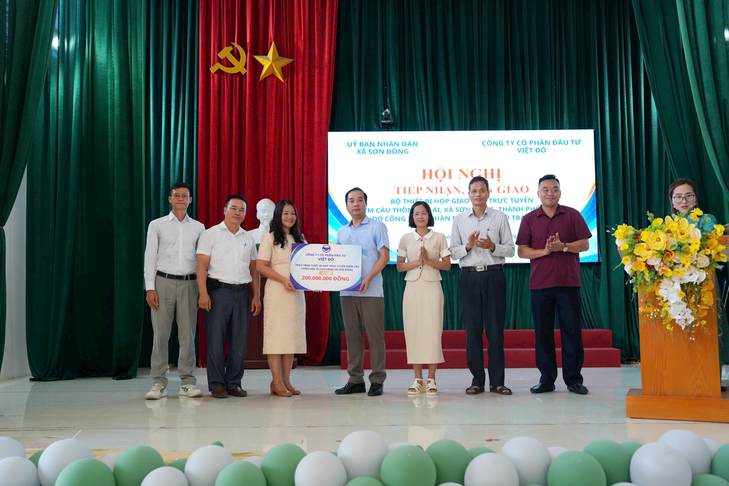 Xã Sơn Đồng tổ chức tiếp nhận, bàn giao thiết bị họp trực tuyến cho thôn Hậu Ái